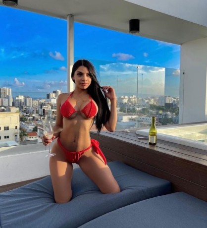 available-iam-esther-available-call-me-big-1